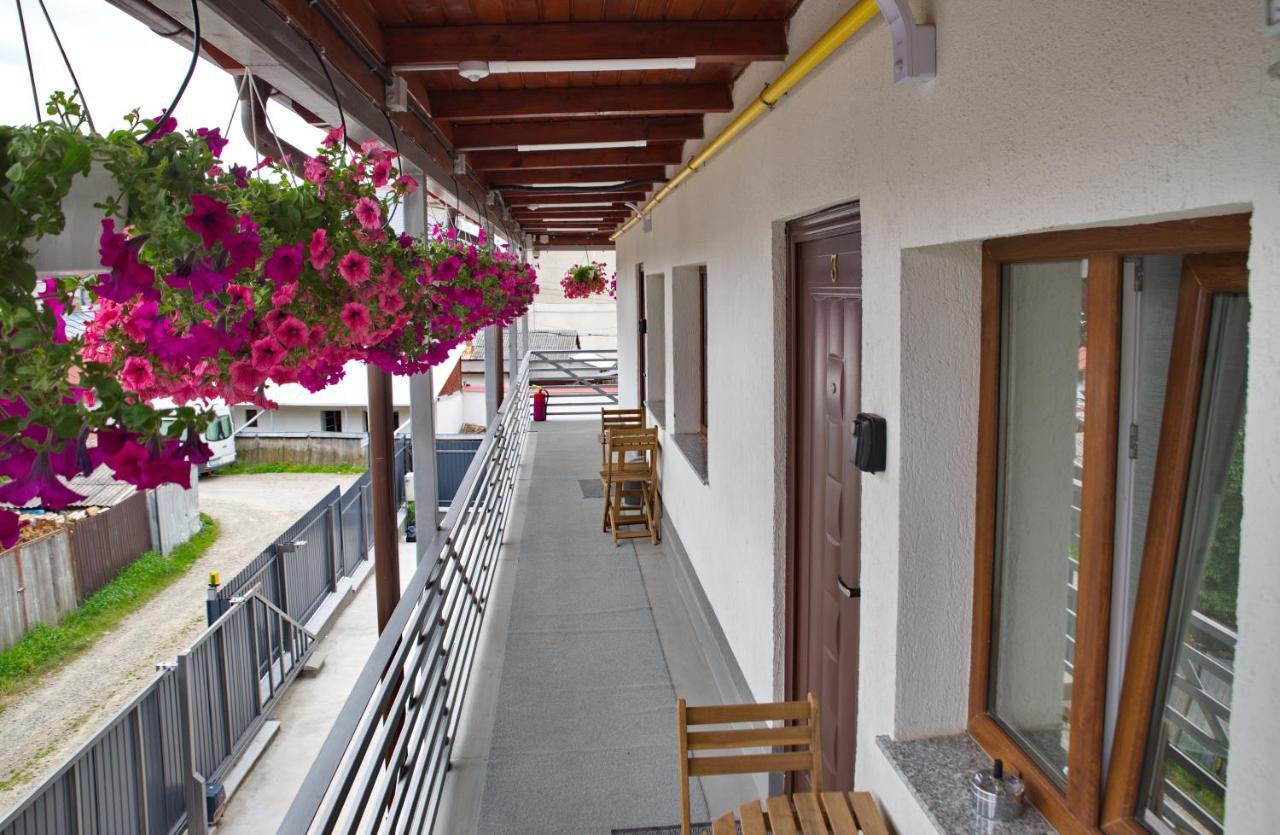 Vaias Aparts Targu Neamt Exterior foto